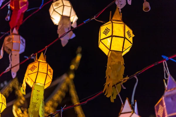 Mooie Lanna lantaarn zijn Noord-Thaise stijl lantaarns in loi — Stockfoto