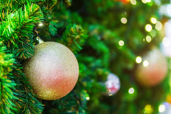 Closeup de bolas coloridas no fundo árvore de Natal verde Dez — Fotografia de Stock