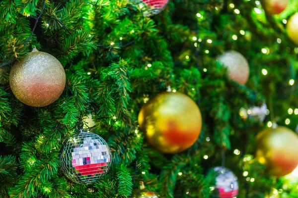 Closeup z barevných koulí na zeleném pozadí vánoční stromek prosinec — Stock fotografie