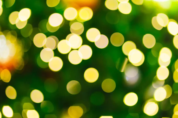 Yeşil Noel ağacı nın sarı ışık Soyut dairesel bokeh ve — Stok fotoğraf