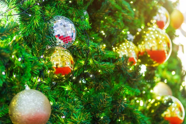 Closeup de bolas coloridas no fundo árvore de Natal verde Dez — Fotografia de Stock