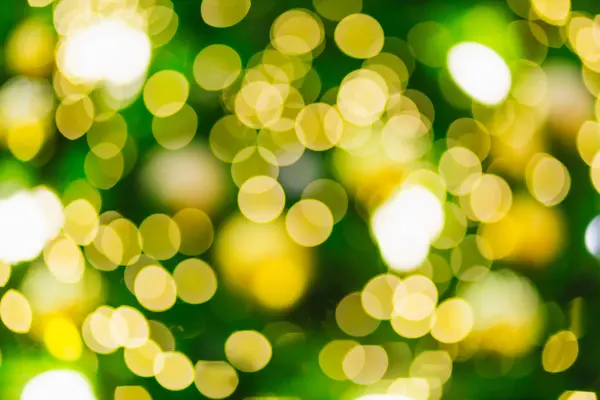 Yeşil Noel ağacı nın sarı ışık Soyut dairesel bokeh ve — Stok fotoğraf