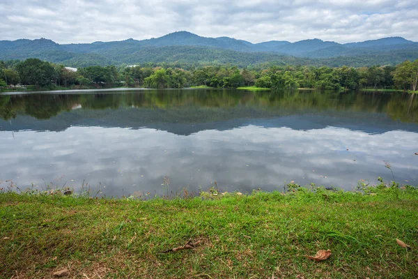 Montanha floresta gama com o fundo do céu azul reservatório em — Fotografia de Stock