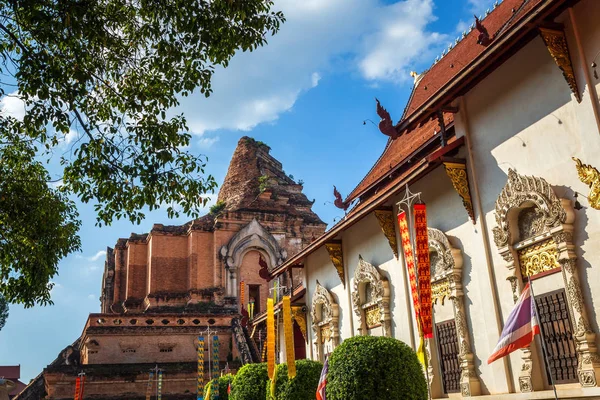Wat Chedi Luang is een boeddhistische tempel in het historische centrum en — Stockfoto