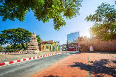 Chiang Mai Kapısı eski şehir antik duvar ve hendek (chang phuak kapısı