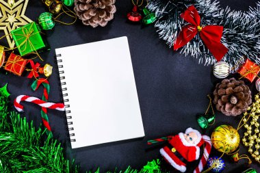 Boş noteb ile Noel şenlikli süslemeleri üst görünümü