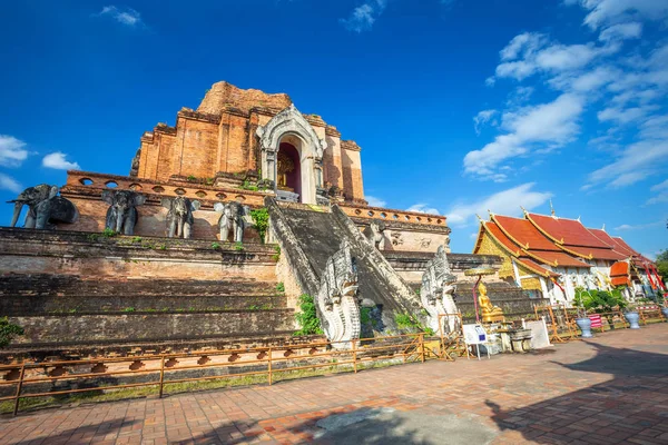 Wat Chedi Luang é um templo budista no centro histórico e — Fotografia de Stock
