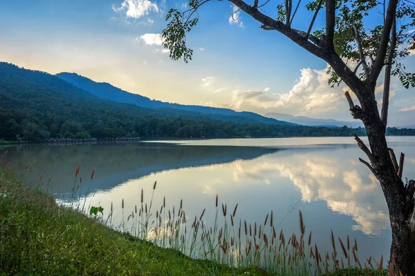 Dağ sıradağları ile rezervuar Huay Tueng Tao Manzara görünümü — Stok fotoğraf