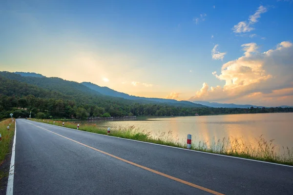 水库华通涛与风景区风景秀丽的乡村道路 — 图库照片