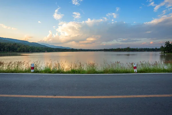 Jalan pedesaan dengan pemandangan Scenic dari waduk Huay Tueng Tao dengan — Stok Foto