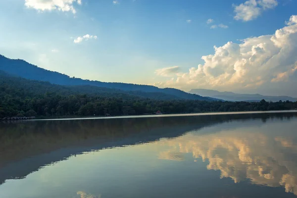 水库华通涛与山脉的风景 — 图库照片