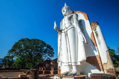 Gün batımında güzel antik beyaz buda heykeli bir Budist te