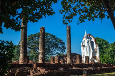 Gün batımında güzel antik beyaz buda heykeli bir Budist te