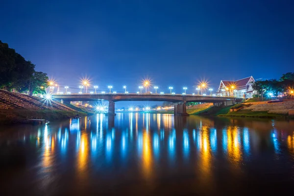 Beautiful light on the Nan River at night on the bridge (Naresua — Stock Photo, Image