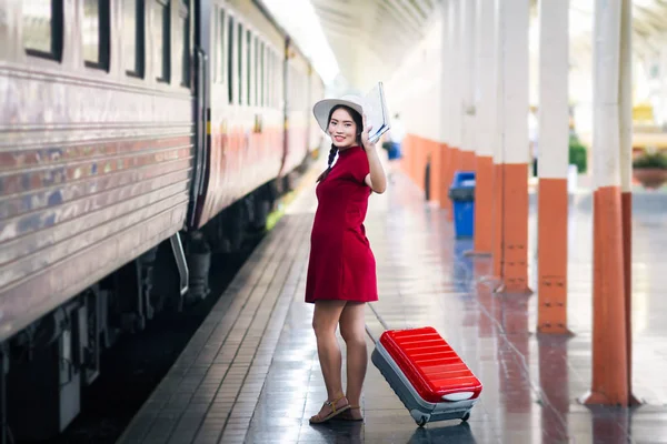 Mujer asiática embarazada en vestido rojo sosteniendo un mapa y mano arriba decir —  Fotos de Stock