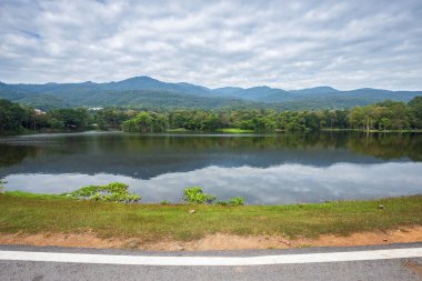 Ang Kaew Chiang Mai Üniversitesi Fore yol manzara boyunca