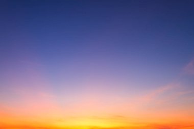 Beyaz bulutlar gün batımı ile turuncu gökyüzü arka plan doku.