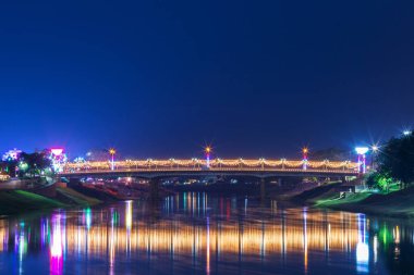 Köprü (Naresua gece Nan Nehri üzerinde güzel ışık