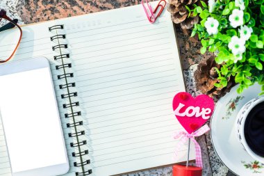 Boş dizüstü bilgisayarın, akıllı telefonun, gözlüklerin ve bardak o'nun en iyi görüntü görüntüsü