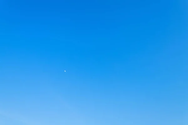 Lege blauwe hemel achtergrond textuur met witte wolken. — Stockfoto