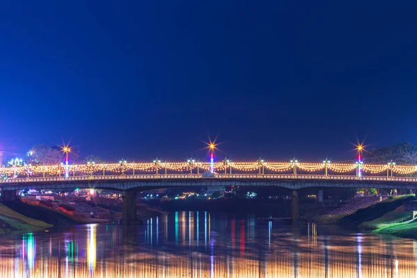 Bela luz no rio Nan à noite na ponte (Naresua — Fotografia de Stock