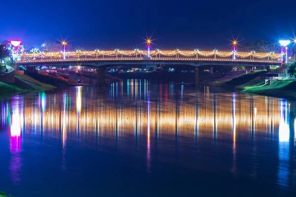Ночью на мосту над рекой Нань (Naresua) — стоковое фото