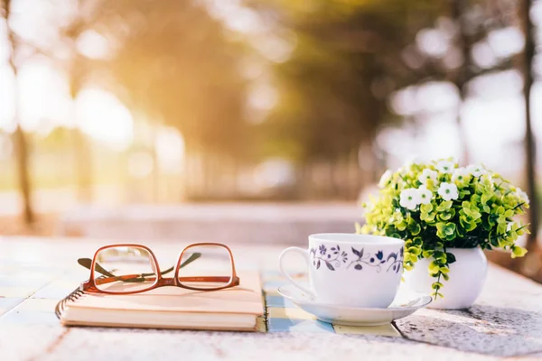 Primer plano de cuaderno vacío, gafas y taza de café en Marbl — Foto de Stock