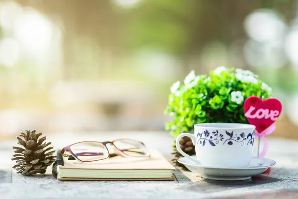 Primer plano de cuaderno vacío, gafas y taza de café en Marbl — Foto de Stock