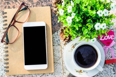 Boş dizüstü bilgisayarın, akıllı telefonun, gözlüklerin ve bardak o'nun en iyi görüntü görüntüsü