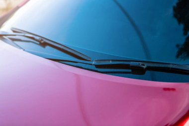 Kırmızı araba penceresinin açık havada kapatılması.