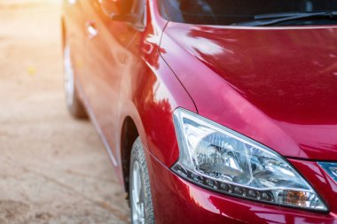 Far yakın çekim, kırmızı araba açık pencere.