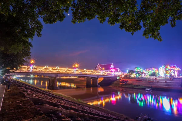 Hermosa luz en el río Nan por la noche en el puente (Naresua —  Fotos de Stock