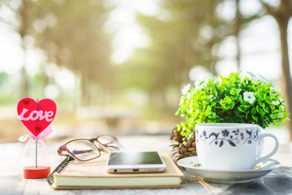 Primer plano del cuaderno vacío, smartphone, gafas y taza de coff — Foto de Stock