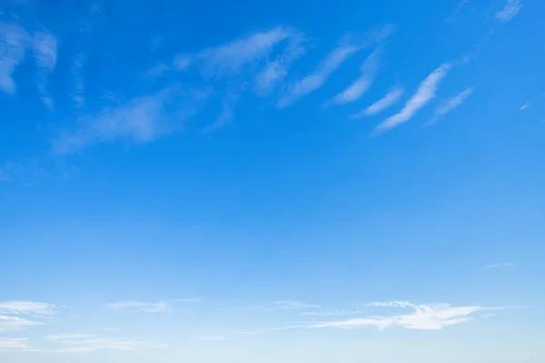 Γαλάζιο ουρανό υφή φόντο με λευκά σύννεφα. — Φωτογραφία Αρχείου