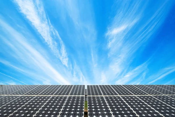 Panel solar sobre fondo cielo azul, concepto de energía alternativa, C — Foto de Stock