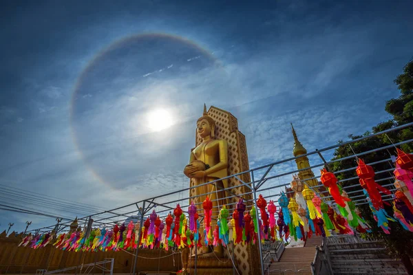 Ήλιος Halo με γαλάζιο ουρανό με άγαλμα του Βούδα στο ναό (Thai LAN — Φωτογραφία Αρχείου