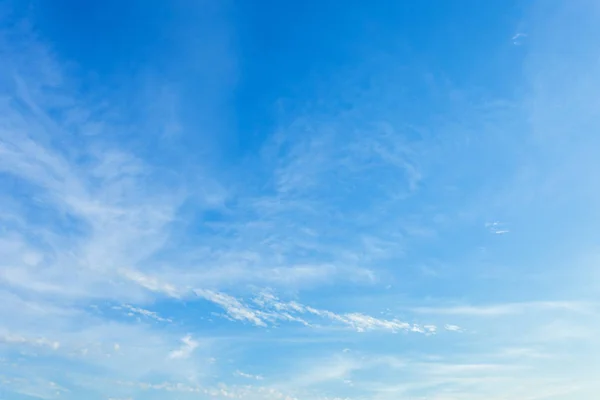 Cielo blu sfondo texture con nuvole bianche . — Foto Stock