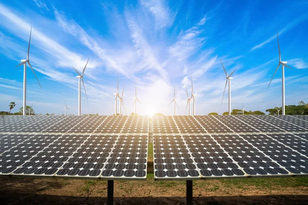 Sonnenkollektoren mit Windrädern gegen Berglandschaft agai — Stockfoto