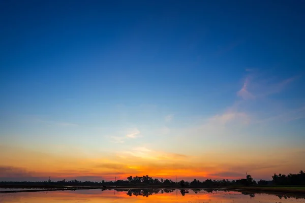 Bleu dramatique coucher de soleil ciel texture fond . — Photo