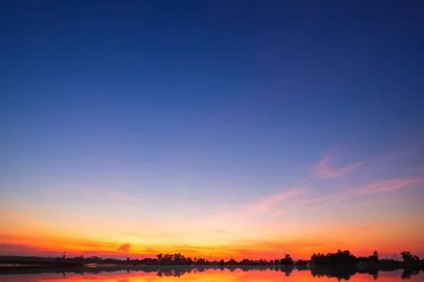 Bleu dramatique coucher de soleil ciel texture fond . — Photo