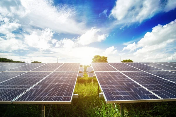 Panel solar sobre fondo cielo azul, concepto de energía alternativa, C —  Fotos de Stock