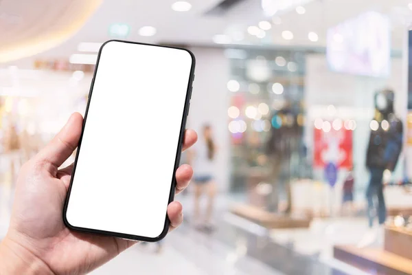 Primer plano de las imágenes borrosas del teléfono inteligente de uso femenino en el centro comercial y — Foto de Stock
