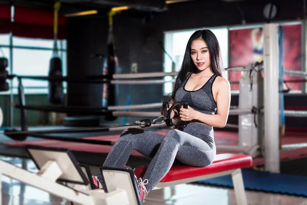 Fitness Mujeres asiáticas realizando ejercicios de entrenamiento con fila — Foto de Stock