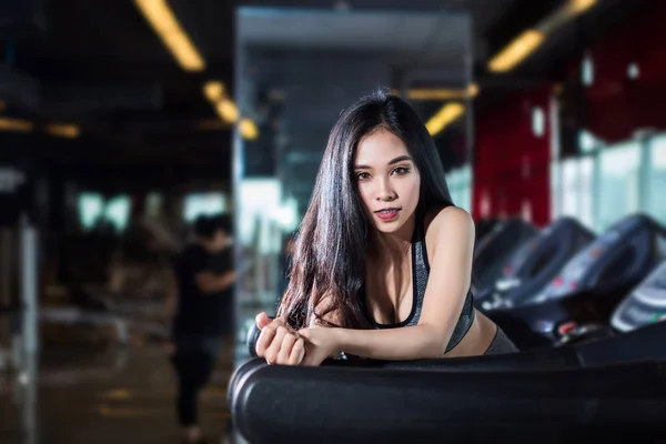 Fitness asiatische Frauen machen Übungen, die den Lauf trainieren — Stockfoto