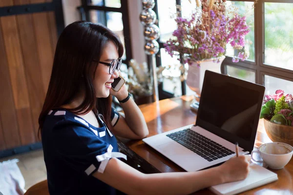 Business asiatisk kvinna hålla plocka upp smartphone arbeta med göra en — Stockfoto