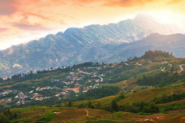 Naplemente a panoráma hegyvonulat Village Nature T — Stock Fotó