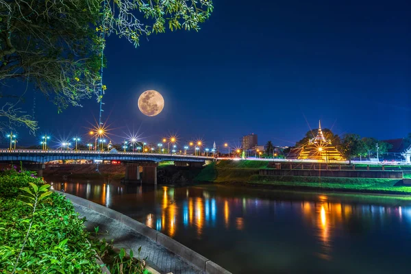 Super Luna Llena sobre Pagoda en el Templo Que es una batalla turística —  Fotos de Stock