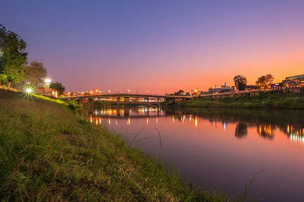 Linda grama branca vista do rio Nan e da ponte (E — Fotografia de Stock