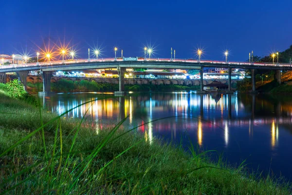Цвет ночного светофора на дороге на мосту (Эка — стоковое фото