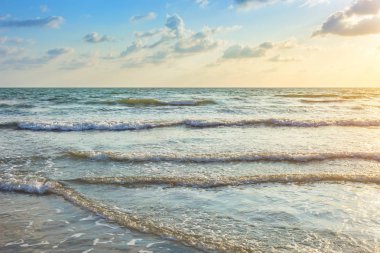 Güzel Gün batımı üzerinde ve kum sahilde deniz in Dalga 